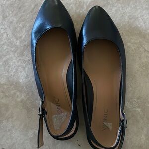 EUC Vionic flats size 6